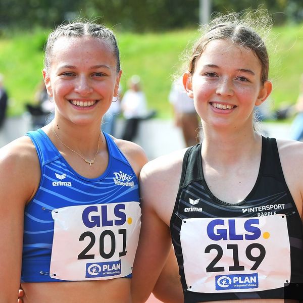 Leonie Kroter (DJK SG Wasseralfingen, links) mit Leonie Schinko (LG Steinlach-Zollern), die mit 5.064 Punkte Platz 4 belegte