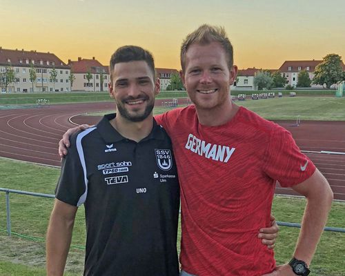 Der frischgebackene 8000 Punkte-Zehnkämpfer Tim Nowak mit seinem Trainer Christopher Hallmann (Foto: privat)