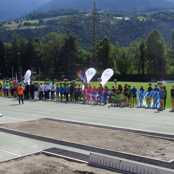 Einmarsch der 16 Teams